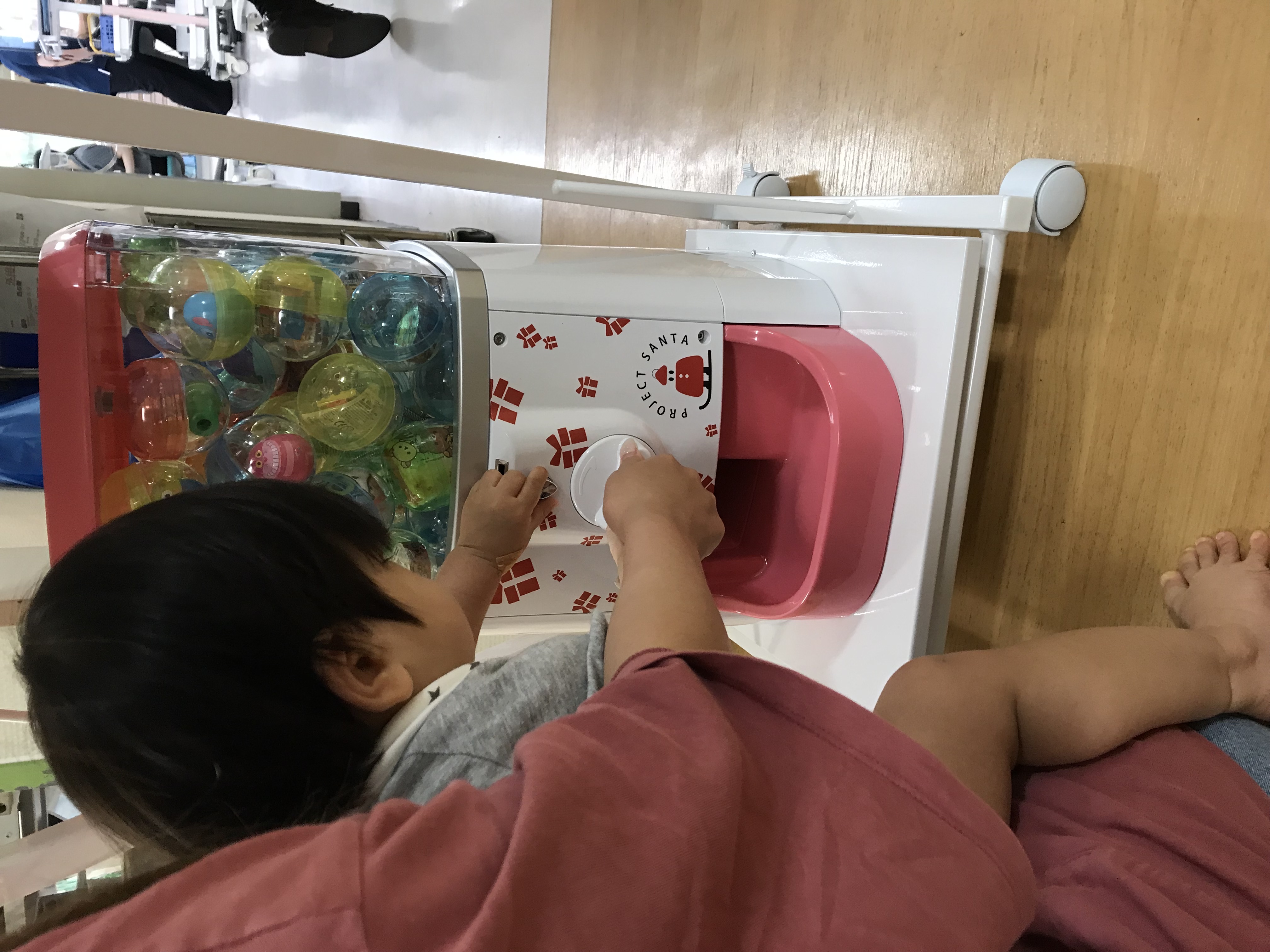 ガチャガチャを引く子ども