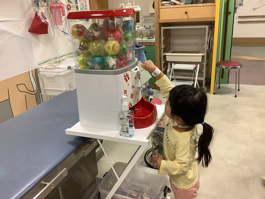 ガチャガチャをひく子ども